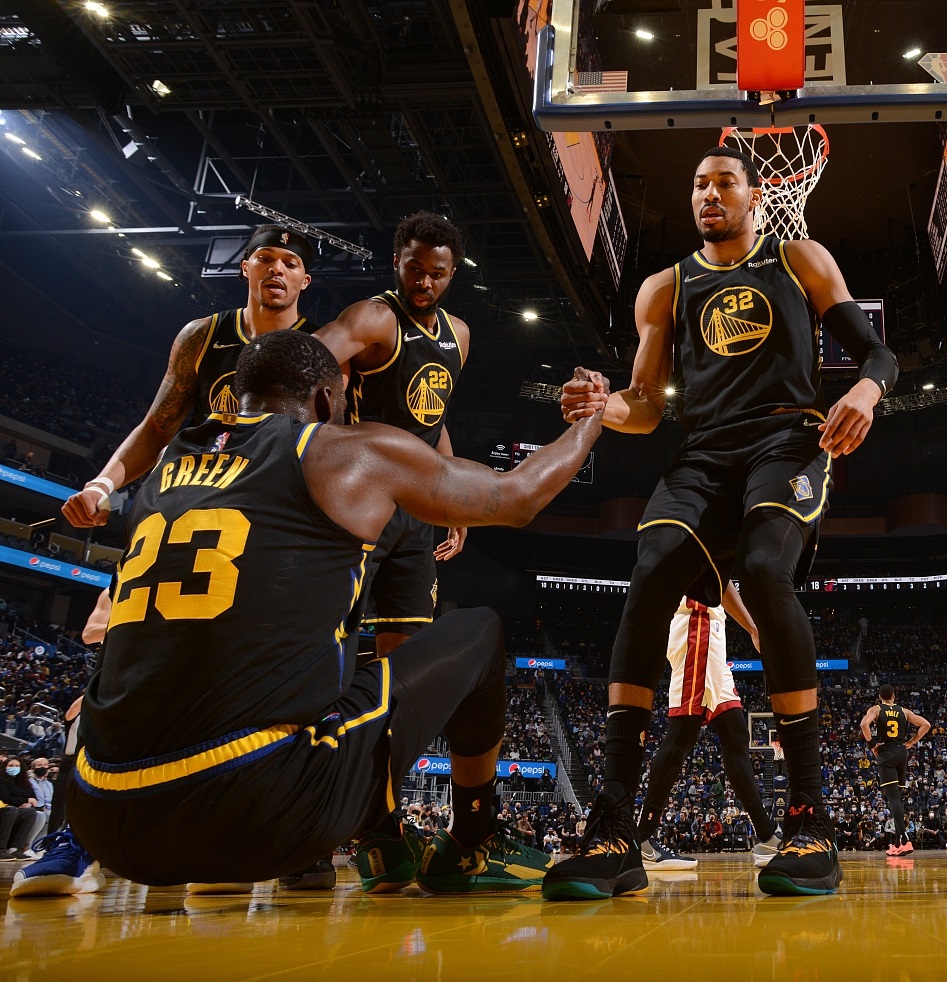 波尔图训练开放日，今晚手感冰凉引欢呼，NBA季后赛在即，球探报告显示潜力的简单介绍